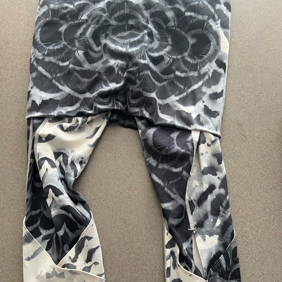 Lululemon wonder under pants size 10 fits like normal size 4 or 6 like new - Picture 4 of 7